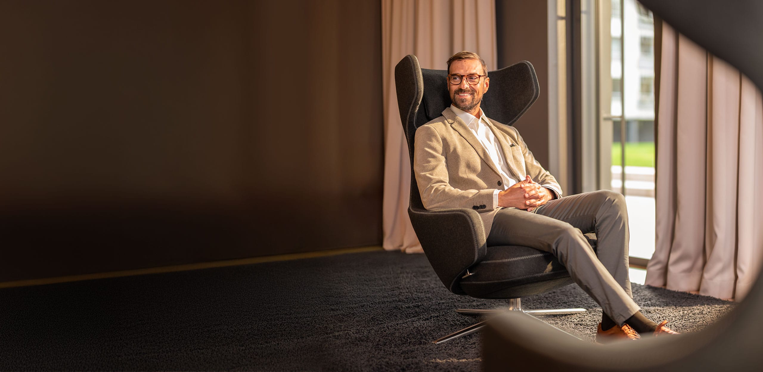 Mann sitzt in einem Sessel